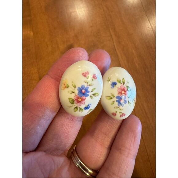 Vintage Monet floral earrings - Picture 2 of 4